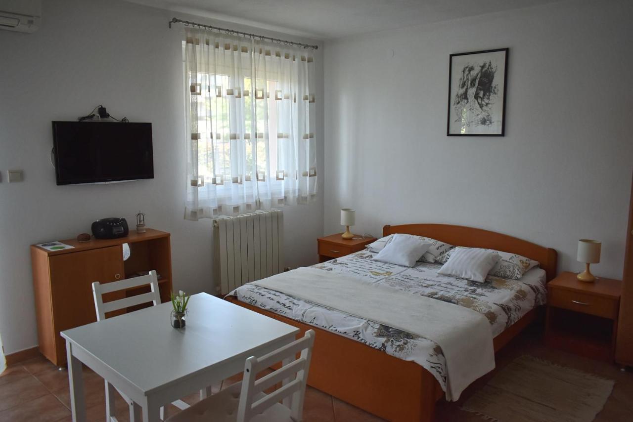 Studio Max With Parking Rovinj Exterior foto